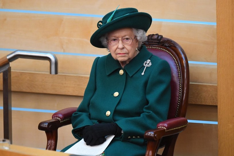 Elżbieta II apeluje do polityków, by działali dla przyszłych pokoleń /AFP