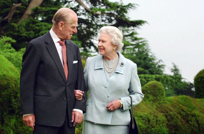 Elżbieta II i książę Filip stali się jedyną parą królewską w historii brytyjskiej monarchii, która doczekała 70. rocznicy ślubu. Oprócz czwórki dzieci, miał ośmioro wnuków i dziesięcioro prawnuków. /Fiona Hanson/ Associated Press /East News