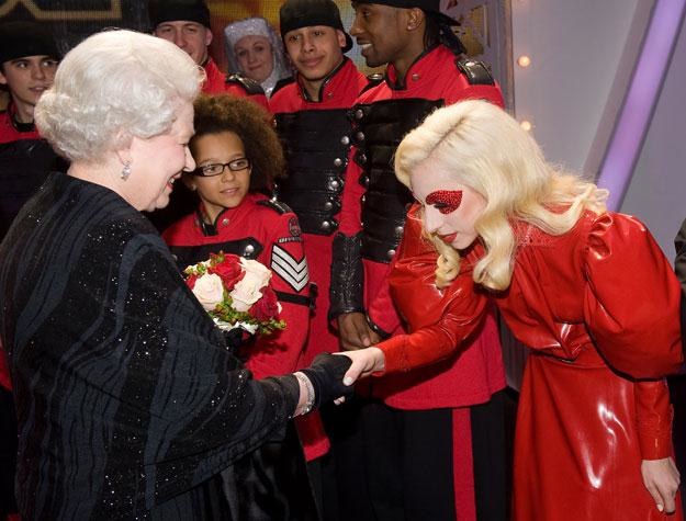Elżbieta II i Lady Gaga: "Czy wasza królewska mość widziała listę 'Forbesa'?" fot. WPA Pool /Getty Images/Flash Press Media