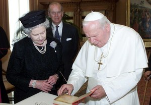 Elżbieta II poznała pięciu papieży. Z Janem Pawłem II łączyły ją szczególne relacje