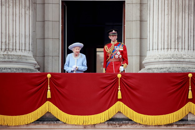Elżbieta II w towarzystwie księcia Kentu Edwarda obserwowała salut armatni na jej cześć //Sgt Donald C Todd/BRITISH MINISTRY OF DEFENCE /PAP/EPA