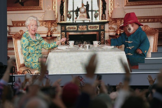 Elżbieta II wystąpiła w wyemitowanym na telebimach krótkim skeczu z Misiem Paddingtonem /Victoria Jones /PAP/EPA