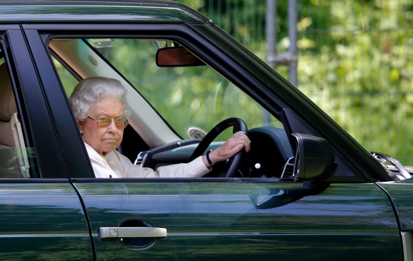 Elżbieta II za kierownicą Range Rovera w 2014 roku /Getty Images