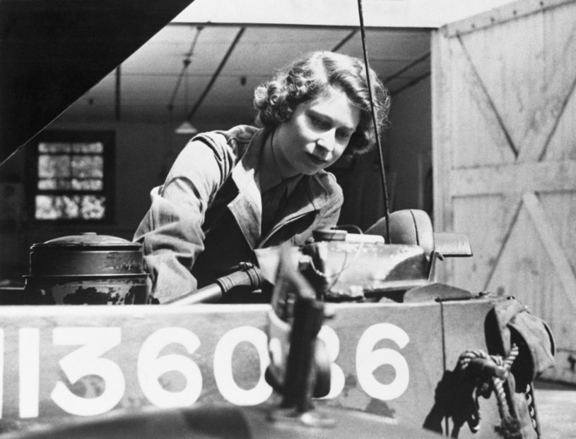 Elżbieta naprawia silnik podczas służby w Auxiliary Territorial Service /Getty Images