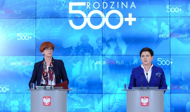 Elżbieta Rafalska i Beata Szydło na konferencji prasowej po posiedzeniu rzadu /PAP/Marcin Obara /PAP