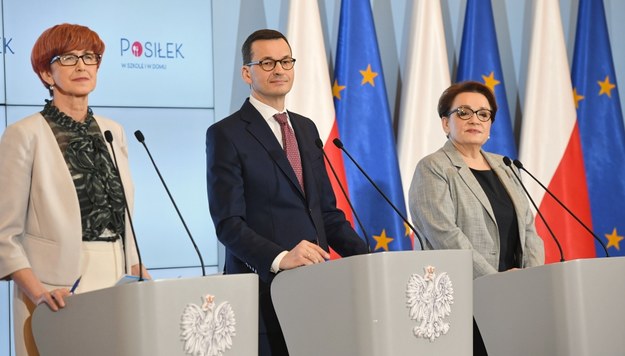 Elżbieta Rafalska, Mateusz Morawiecki i Anna Zalewska /Radek Pietruszka /PAP