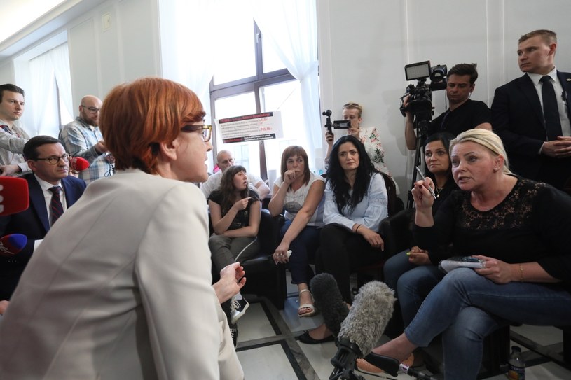 Elżbieta Rafalska podczas poprzedniego spotkania z protestującymi w Sejmie /Leszek Szymański /PAP