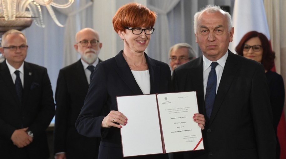 Elżbieta Rafalska z zaświadczeniem o wyborze na posła do Parlamentu Europejskiego /Piotr Nowak /PAP
