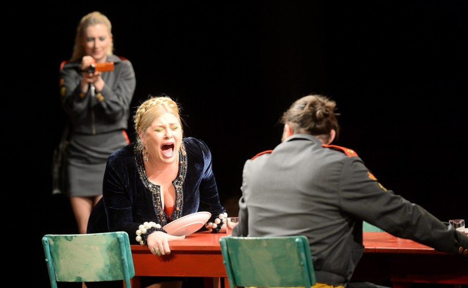 Elżbieta Romanowska podczas próby spektaklu "Udając ofiarę" /Bartłomiej Zborowski /PAP