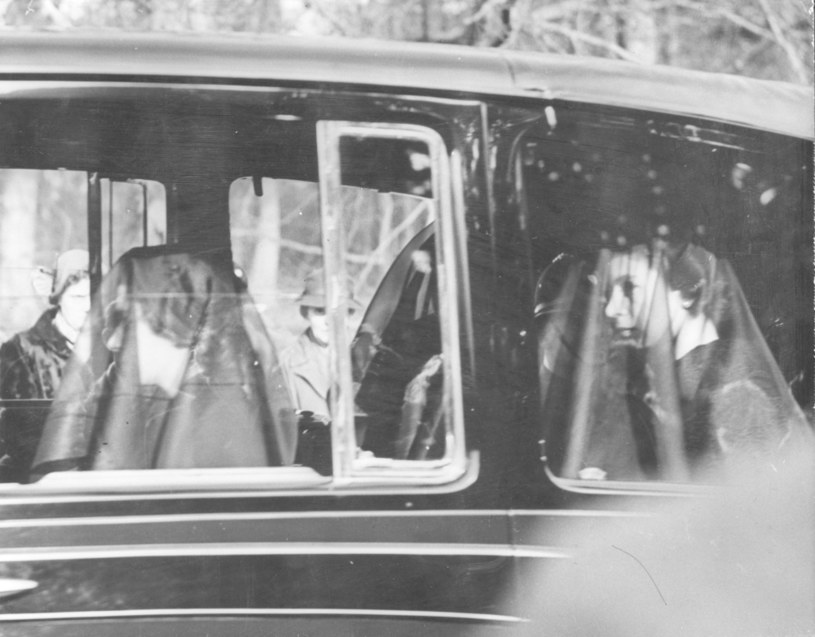 Elżbieta, siedząca na zdjęciu na tylnym siedzeniu samochodu w dniu pogrzebu swego ojca, Jerzego VI. Wówczas już była królową Elżbietą II /Derek Berwin /Getty Images