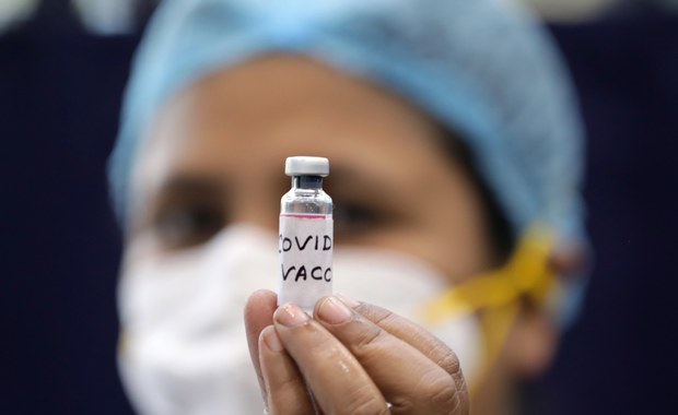 EMA zatwierdziła pobieranie sześciu dawek z jednej fiolki szczepionki Pfizera