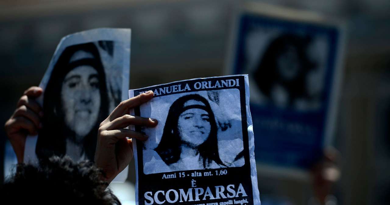 Emanuela Orlandi. 27 maja 2012 r. demonstrant trzyma plakat Emanueli Orlandi z napisem "Zaginiona" /FILIPPO MONTEFORTE/AFP/East News /East News