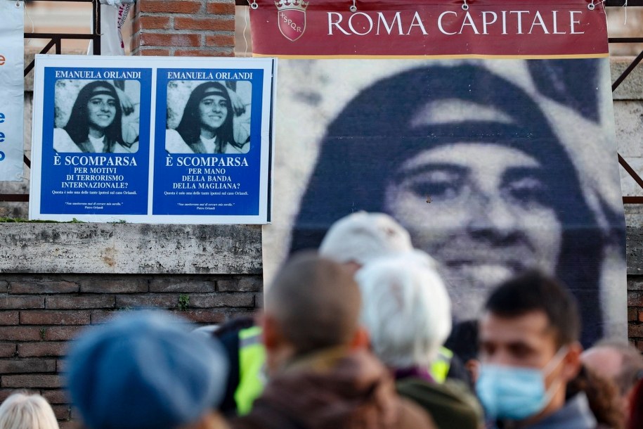 Emanuela Orlandi na plakatach rozwieszonych w Rzymie w styczniu tego roku /Fabio Frustaci /PAP/EPA