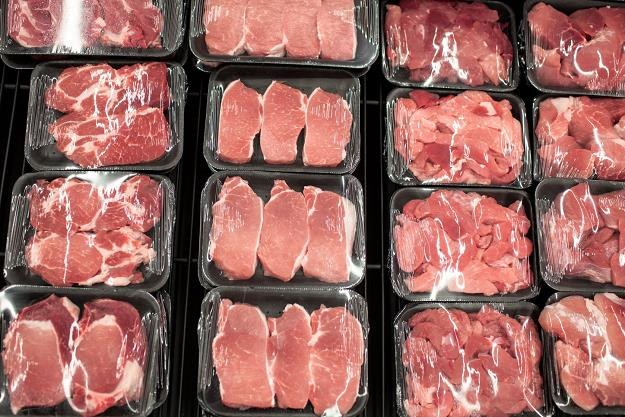 Embargo na polskie mięso na razie korzystne dla przetwórni. Niskie ceny surowca to większe zyski /&copy;123RF/PICSEL