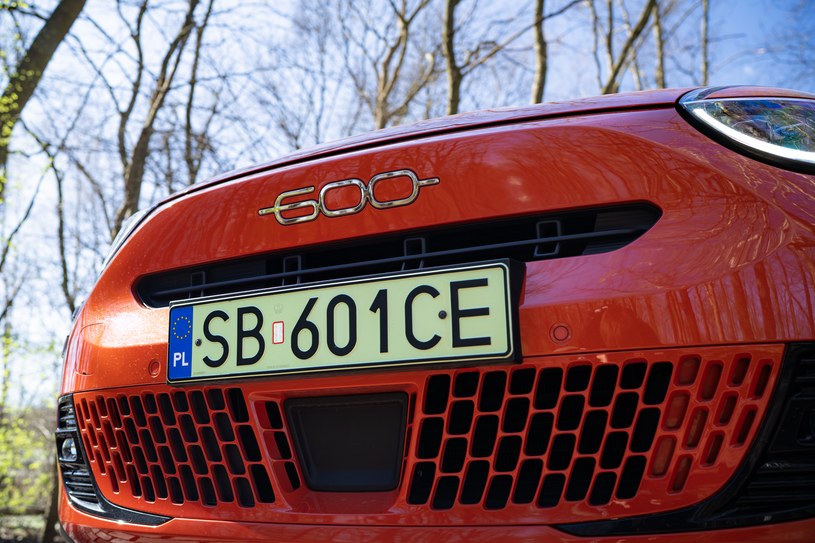 Emblemat "600" zamiast znaczka Fiata, podkreśla wyjątkowość modelu w gamie /Jan Guss-Gasiński /INTERIA.PL