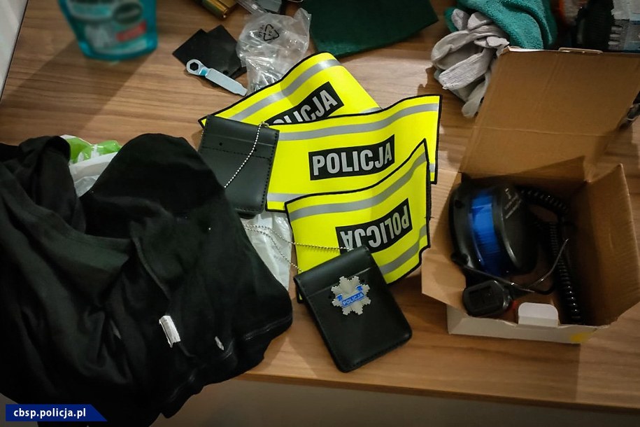 Emblematy z napisem "policja" /Policja /