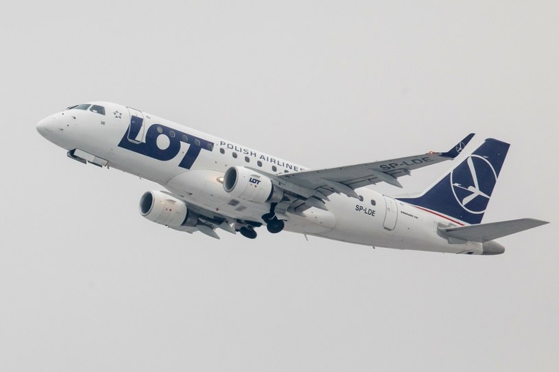Embraer E170 lądował na lotnisku w Pradze po alarmie bombowym /Tomasz Jastrzebowski/ /Reporter