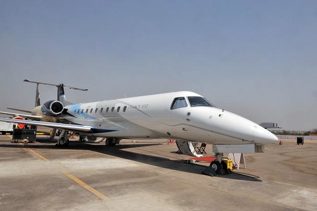 Embraer Legacy na targach lotniczych w Indiach /AFP