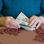 Emeryci dostaną we wrześniu dodatek. ZUS wyśle prawie po 2000 zł