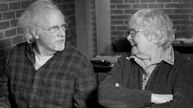 Emeryci? Gdzie tam! 77-letni Bruce Dern i 84-letnia June Squibb w scenie z czarno-białej "Nebraski" /materiały dystrybutora