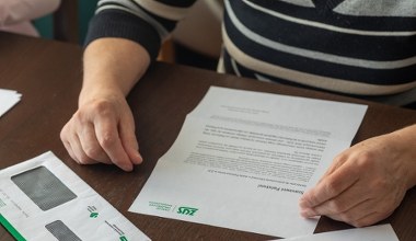 Emeryci już dostają ten list z ZUS. W środku dwie decyzje i wskazany termin