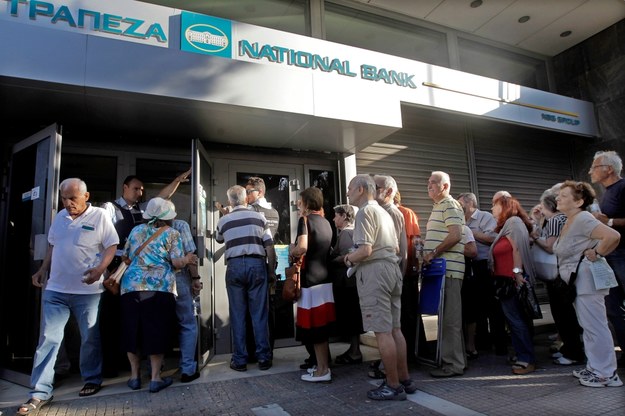 Emeryci w kolejce przed siedzibą Narodowego Banku Grecji /ORESTIS PANAGIOTOU /PAP/EPA