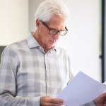 Emeryt może przepisać lokal i dalej w nim mieszkać. Ale bez tego szczegółu będą kłopoty