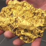 Emeryt znalazł 2-kilogramową bryłę złota. Z wrażenia nie może spać