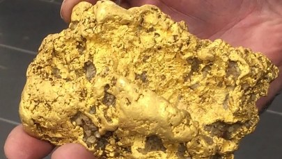 Emeryt znalazł 2-kilogramową bryłę złota. Z wrażenia nie może spać