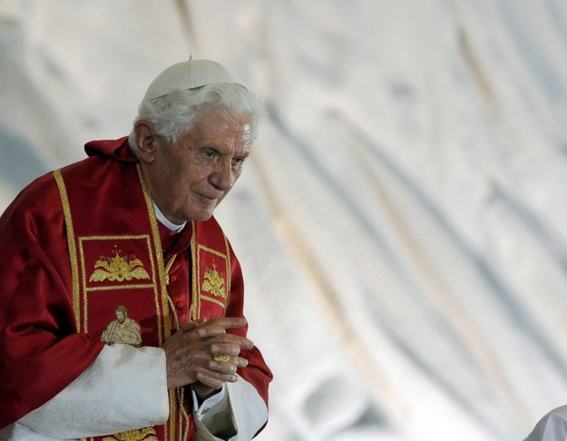 Emerytowany papież Benedykt XVI przerwał milczenie i stanął w obronie celibatu księży i jego wartości /CLAUDIO ONORATI    /PAP/EPA