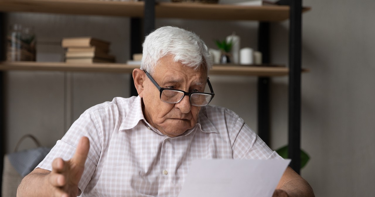 Emeryturę dostał w wieku 65 lat. Ten przelew z ZUS to smutny żart. /123rf.com /123RF/PICSEL