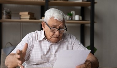 Emeryturę dostał w wieku 65 lat. Ten przelew z ZUS to smutny żart