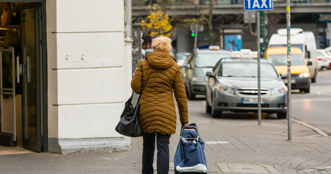 Emerytury kobiet niższe od emerytur mężczyzn. ZUS tłumaczy dlaczego. /Arkadiusz Ziółek /East News