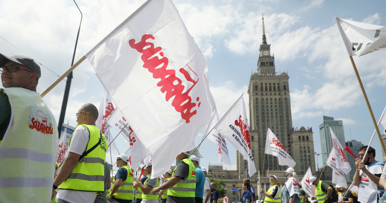 Emerytury stażowe. Rząd zmienia zdanie przed wyborami / 	Jakub Kamiński    /East News