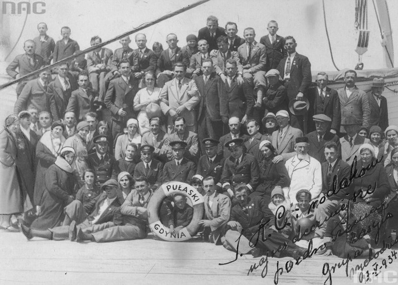 Emigranci polscy na statku SS "Pułaski" w drodze do Stanów Zjednoczonych /Z archiwum Narodowego Archiwum Cyfrowego