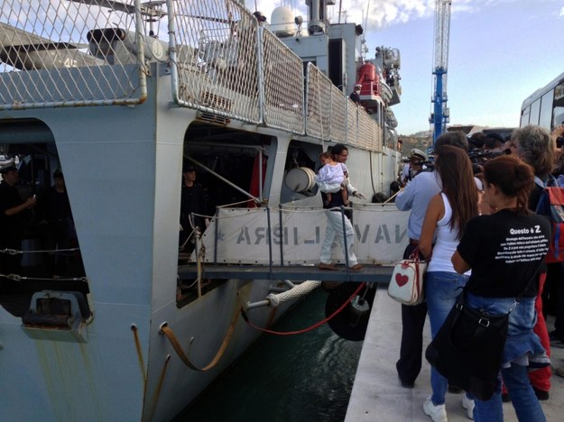 Emigranci wychodzą ze statku "Libra" /CONCETTA RIZZO /PAP/EPA