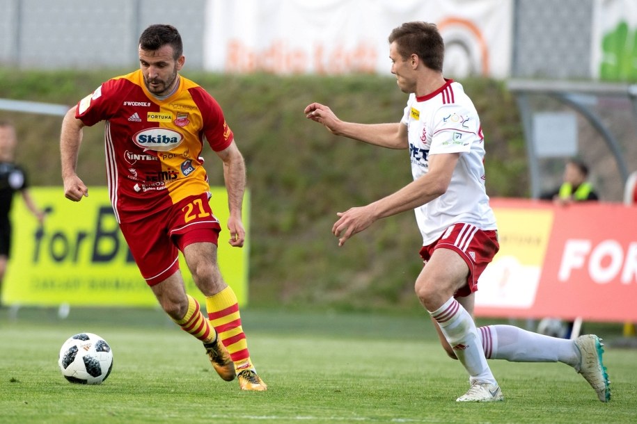 Emil Drozdowicz z Chojniczanki Chojnice i Kamil Juraszek w barwach ŁKS-u Łódź w meczu piłkarskiej Fortuna 1 Ligi, maj 2019 /	Grzegorz Michałowski   /PAP