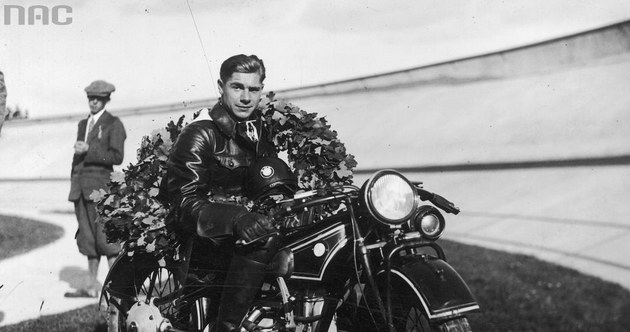 Emil Schweitzer na motocyklu BMW po zwycięstwie w międzynarodowym wyścigu na 10 km, rozegranym na torze WKS Legia Warszawa (wrzesień 1930 r.) /Z archiwum Narodowego Archiwum Cyfrowego