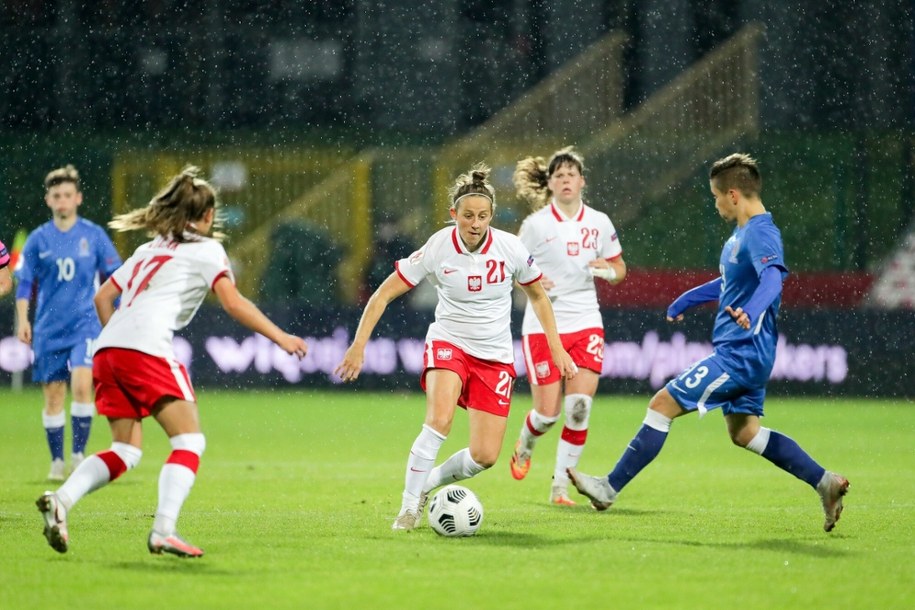 Emilia Zdunek (przy piłce) /Beata Zawadzka /East News