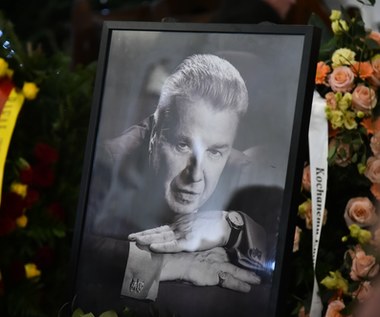 Emilian Kamiński spoczął na Powązkach. Grób aktora tonie w kwiatach 