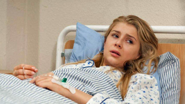 Emilka musi pozostać klika dni w szpitalu. Lekarze martwią się, że znów może próbować popełnić samobójstwo! /TVN