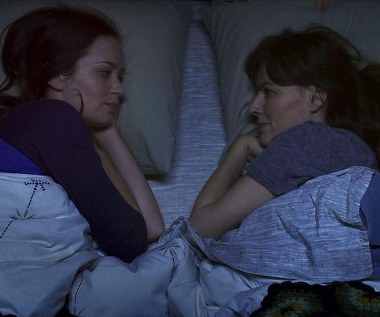 Emily Blunt i Rosemarie DeWitt w scenie z filmu "Siostra twojej siostry"