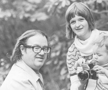 Emily Mortimer (na zdjęciu jako 18-latka) jest córką córka wybitnego brytyjskiego prawnika i pisarza Johna Mortimera (L), autora zbioru opowiadań "Rumpole z Old Bailey".

- W Anglii jestem czasem postrzegana jako szczęściara; uprzywilejowana córka sławnego ojca, której wszystko zostało podane na tacy - wyznaje aktorka. - Trudno mi było przekonać samą siebie, że rzeczywistość jest inna. To poczucie winy, charakterystyczne dla osób dobrze sytuowanych, jest trudne do przezwyciężenia.