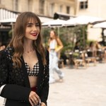 "Emily w Paryżu 3": Lily Collins zdradza sekret... grzywki. W sieci pojawiło się wideo