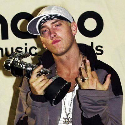 Eminem prezentuje jeden z "symboli Buddy" /arch. AFP