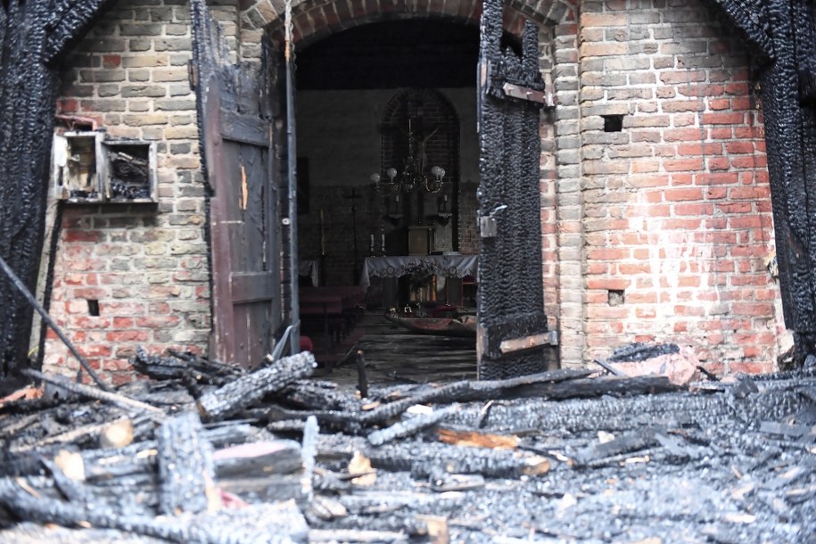 eminister Kultury i Dziedzictwa Narodowego Jarosław Sellin zadeklarował pomoc MKiDN w odbudowie zabytkowego XIV wiecznego kościoła św. Barbary w Orłowie /Marcin Gadomski /PAP