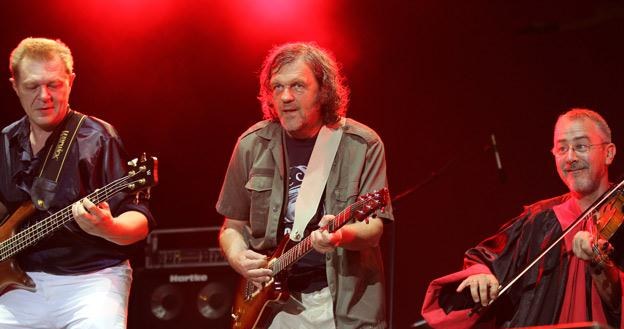 Emir Kusturica (w środku) i jego No Smoking Orchestra w akcji /arch. AFP