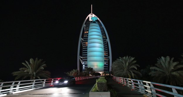 Emiratczycy znani są z rozmachu, z jakim budują nowe obiekty (na zdjęciu Burj Al-Arab w Dubaju) /ALI HAIDER   /PAP/EPA