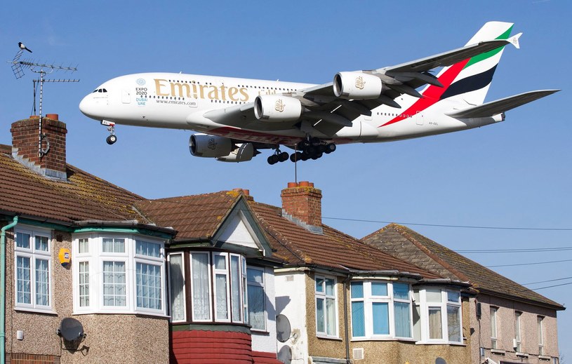 Emirates Airbus A380 schodzi do lądowania na Heathrow /AFP