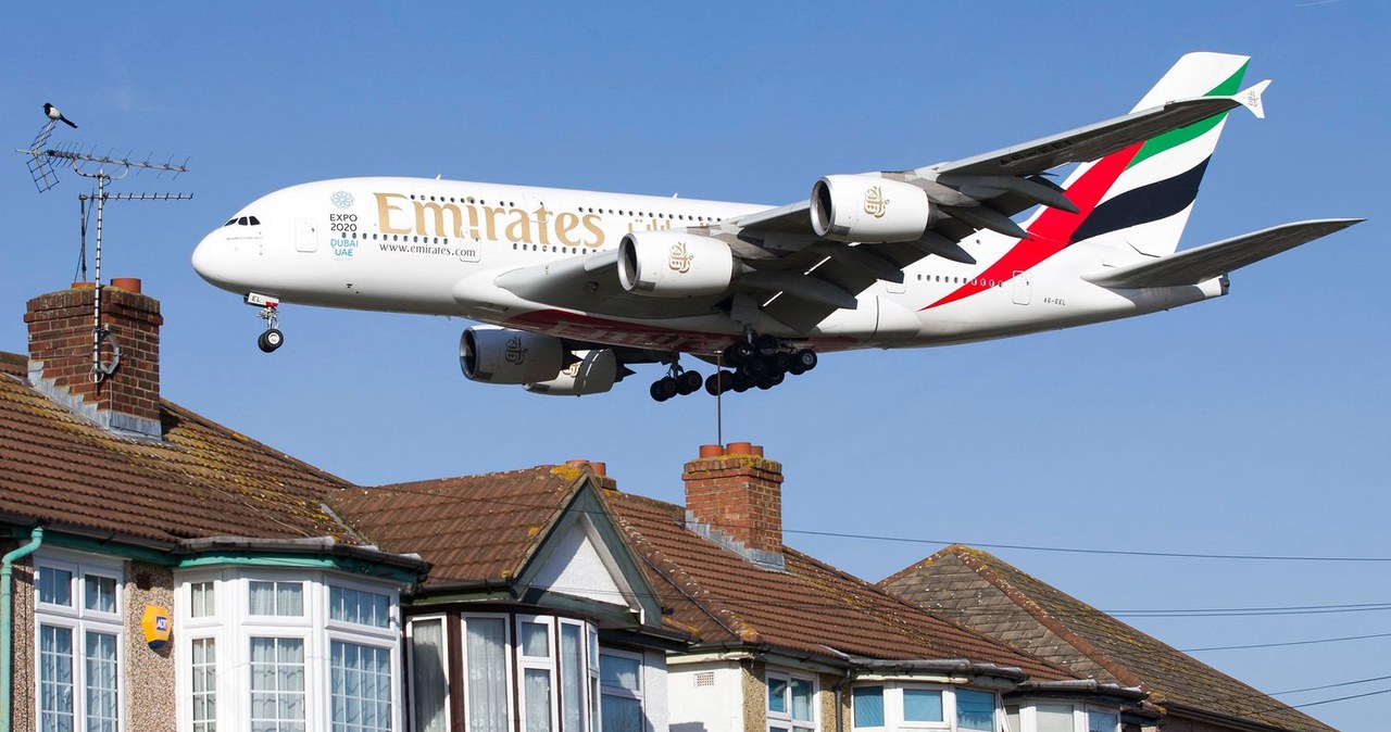 Emirates Airbus A380 schodzi do lądowania na Heathrow /AFP